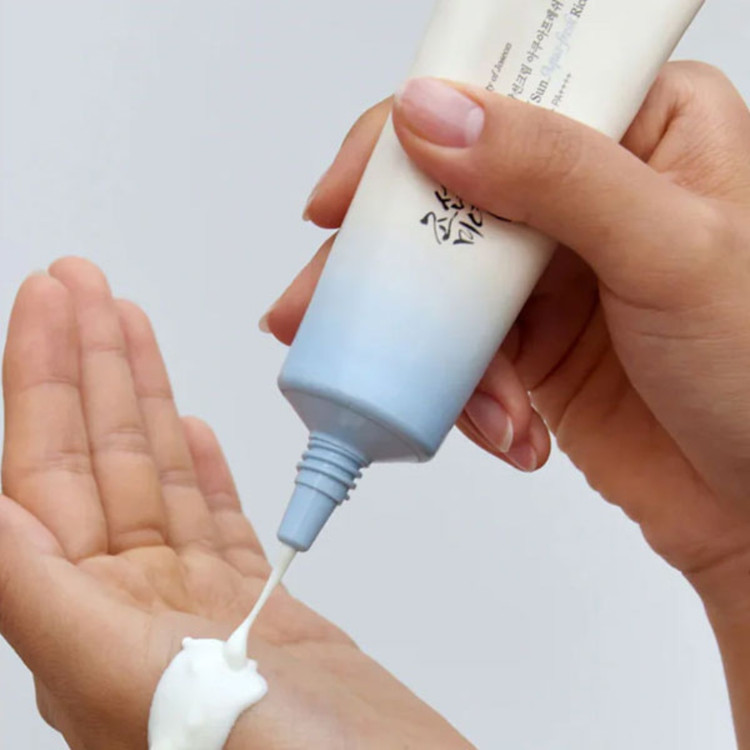 کرم ضدآفتاب بی رنگ صورت بیوتی آف جوسان SPF 50 مدل آکوا فرش حجم ۵۰ میلی لیتر
